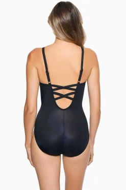 Nepali Temptation Badpak Uit Een Stuk