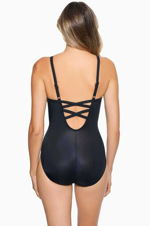 Nepali Temptation Badpak Uit Een Stuk
